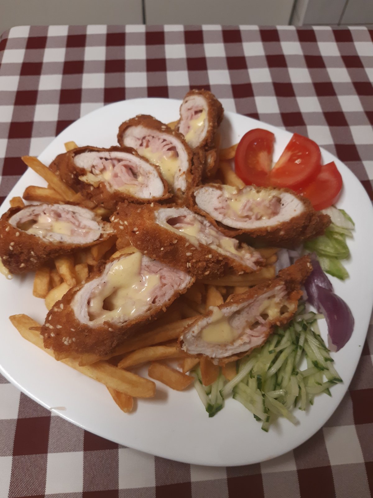 Sajttal-sonkával töltött csirkemell + köret